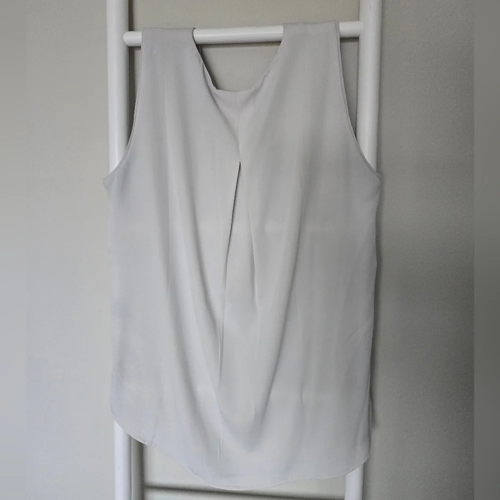 White House Black Market Light Gray Sleeveless Blouse - Picture 5 of 7